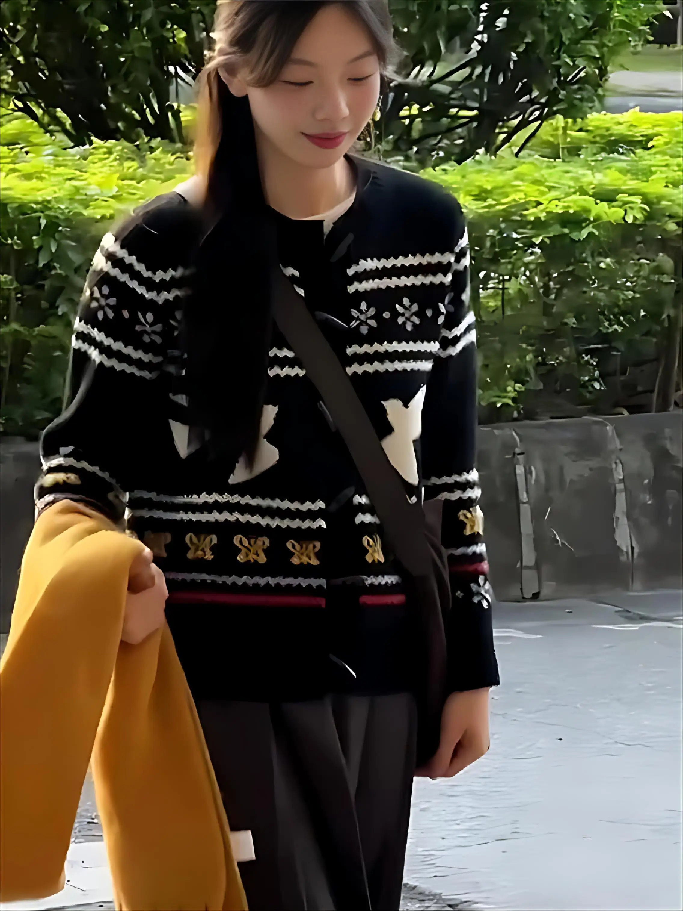 

Женский кардиган с открытым передом, укороченный, с оборками на рукавах, из мохера, приталенный, с контрастной перфорацией, ажурный воротник, облегающий крой