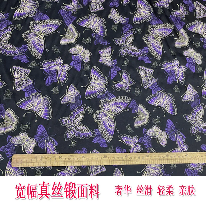 Camicia elegante in tessuto forgiato di seta di fascia alta con fondo bianco viola, tessuto pigiama cheongsam estivo