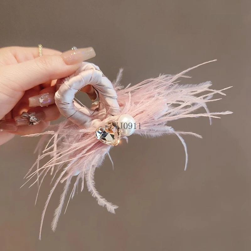Зажим для волос со страусиными перьями, женская заколка для волос, новинка 2024, новинка, заколка в виде акулы со стразами, головной убор премиум-класса