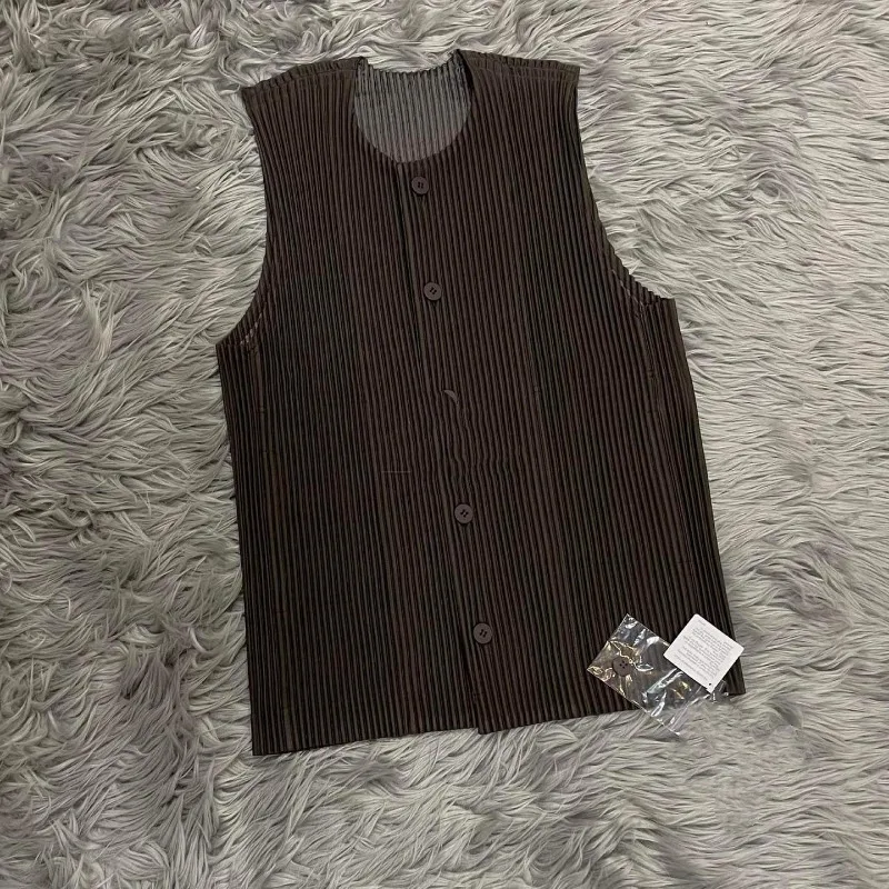 

Miyake Pleated Japanese Style Men’s Clothing Oversized Crew Neck Sleeveless Summer Man Clothes Vest Casual Layering Loose Top