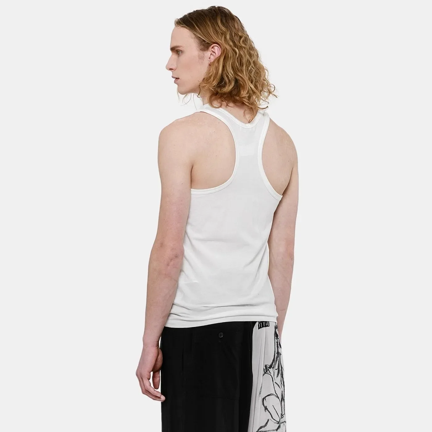 تقوم YOJI OOAK SUPIMA PIMA بتفكيك تي شيرت من القطن المصري بأكمام قصيرة غير منتظمة