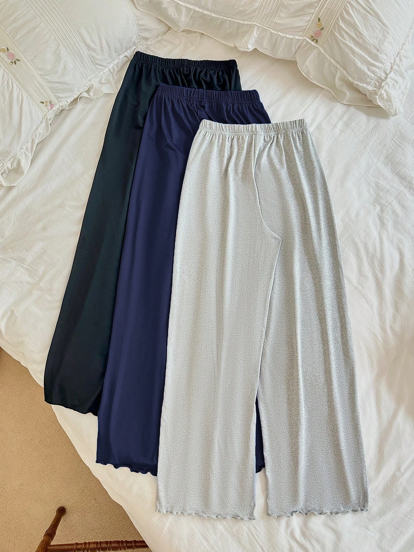 Un ensemble trois pièces de pantalons longs pour femmes, taille haute, ample, jambes larges, ourlet à volants, à la mode et polyvalent