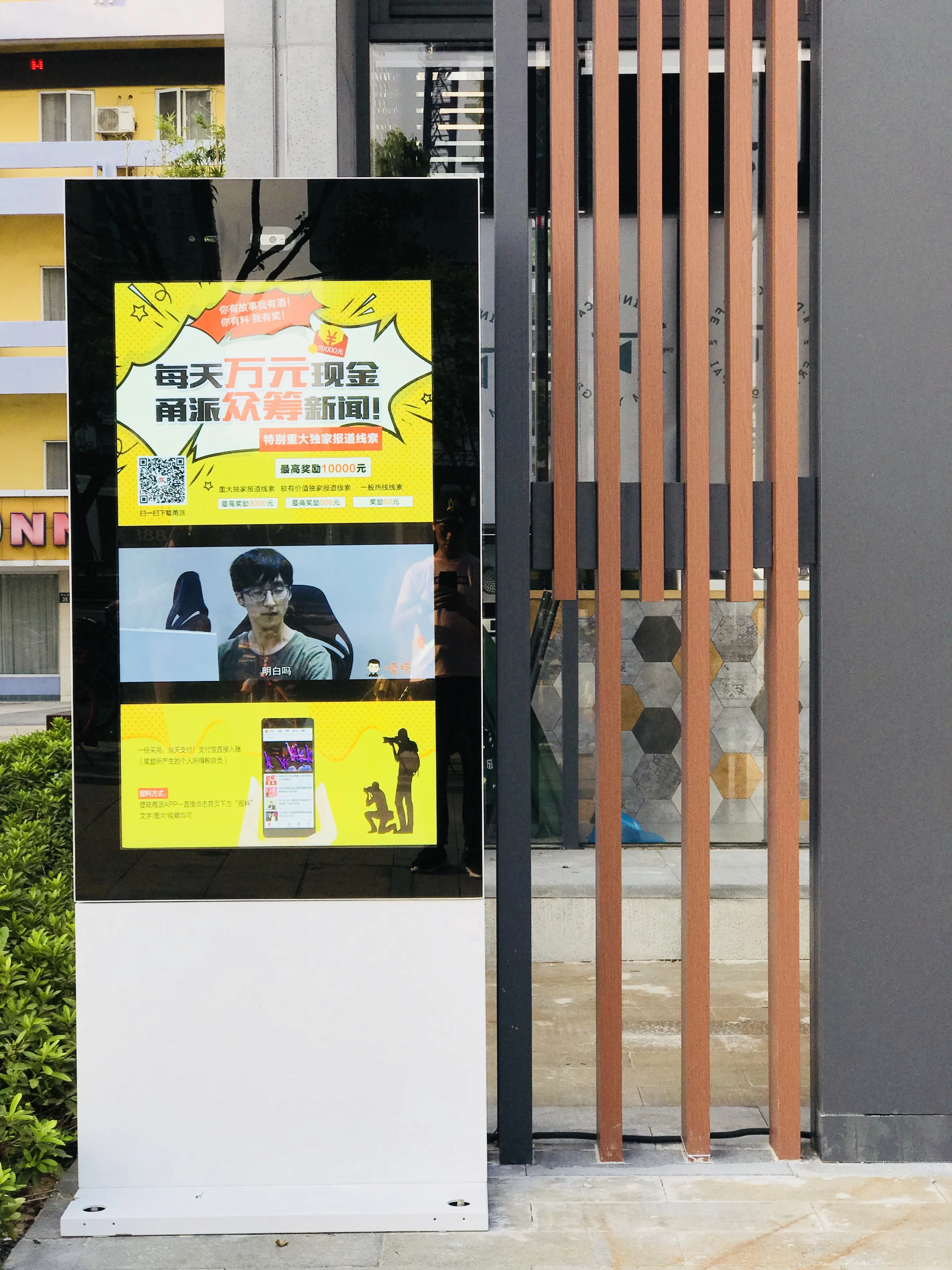 Segnaletica digitale con display totem esterno 4K per schermo pubblicitario LCD Ip65 3500 Nit