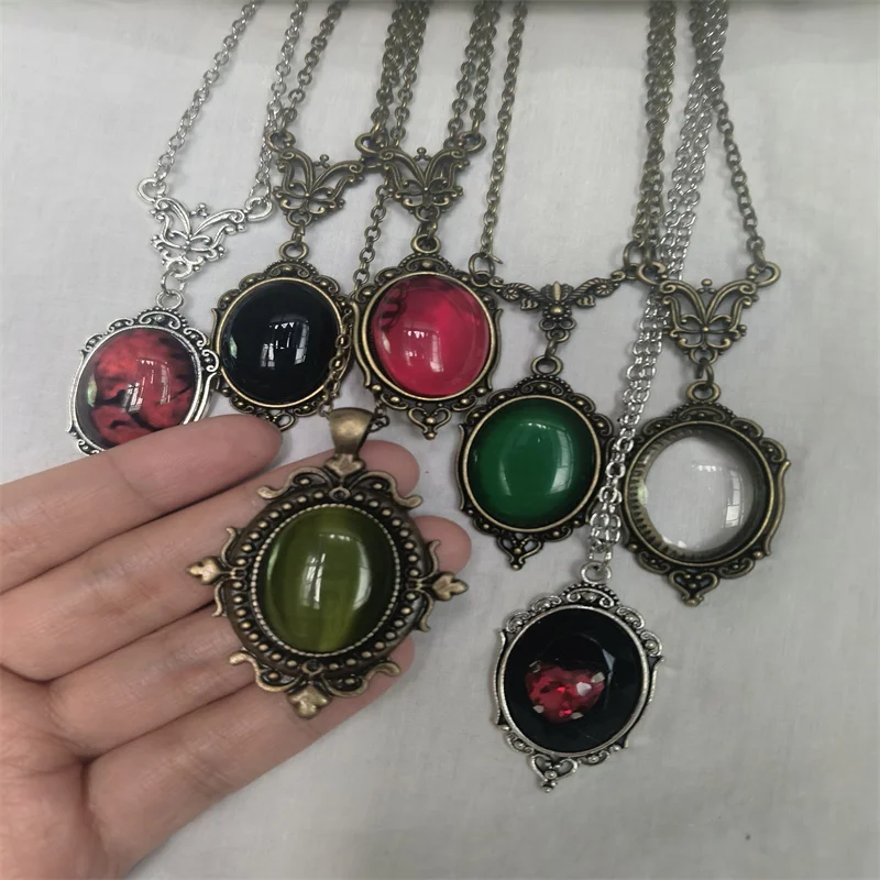 Vintage Green Quartz Crystal Necklace Imitate The Old Metal Necklace For Women Vampire Embossed Witch Jewelry Accessories