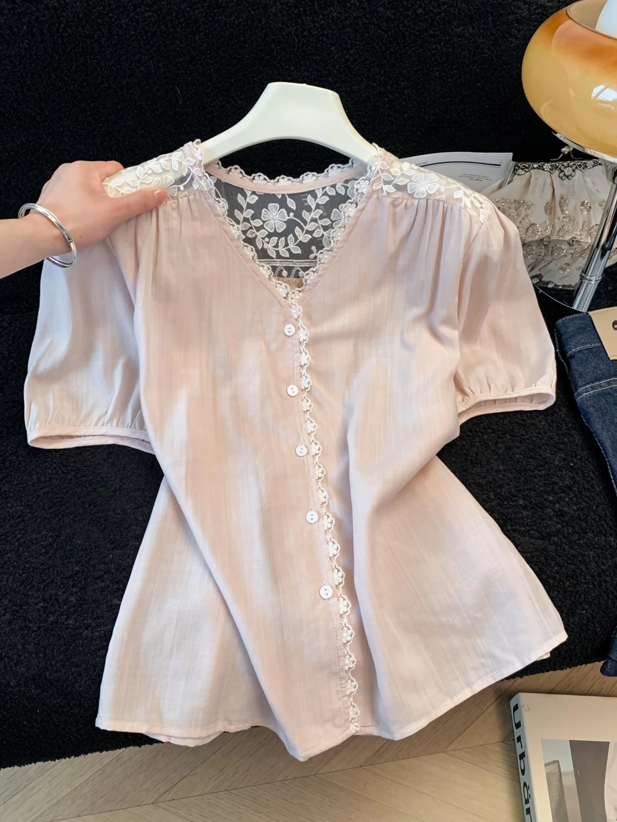 

Женская блузка с V-образным вырезом, кружевом и цветочным узором, с коротким рукавом, летняя коллекция 2026, новый популярный дизайн, эффектный крой, дышащий топ