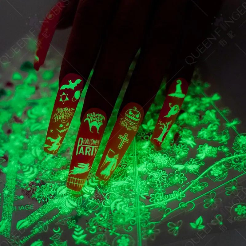 1 foglio di adesivi luminosi per unghie per la decorazione della festa di Halloween teschio orribile 3D autoadesivo incandescente al buio decalcomanie per Nail Art