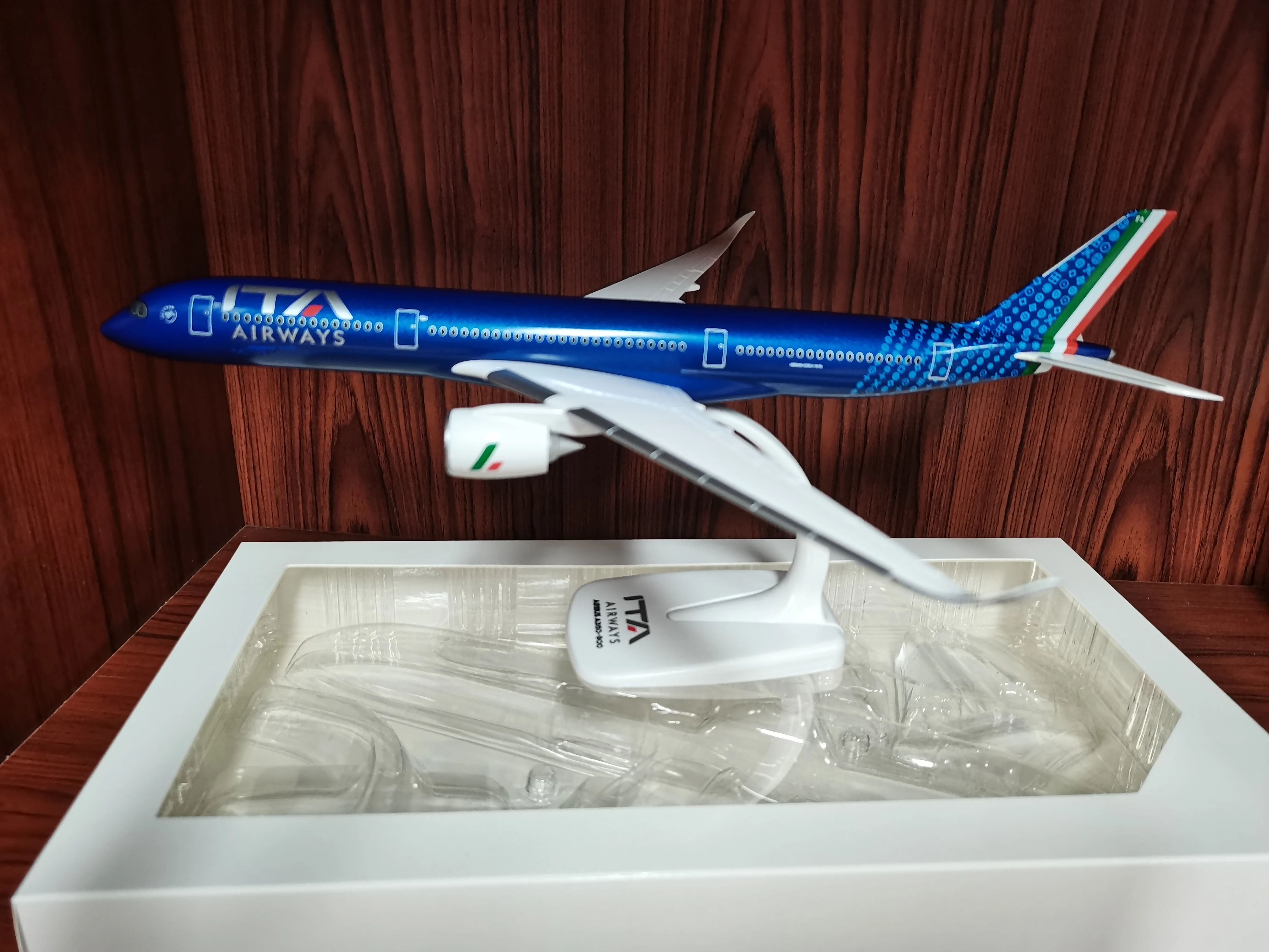 

1/200 Scale A350 A350-900 Italy ITA Airline Aircraft Plastic ABS Assembly Plane Model Airplanes Model Toy For Collection