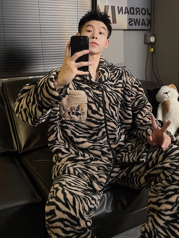 بيجامة DAIMELU بطبعة الفهد ملابس نوم رجالية بأكمام طويلة من الصوف المرجاني مكدسة سميكة للشباب ملابس تنحيف راقية للشتاء