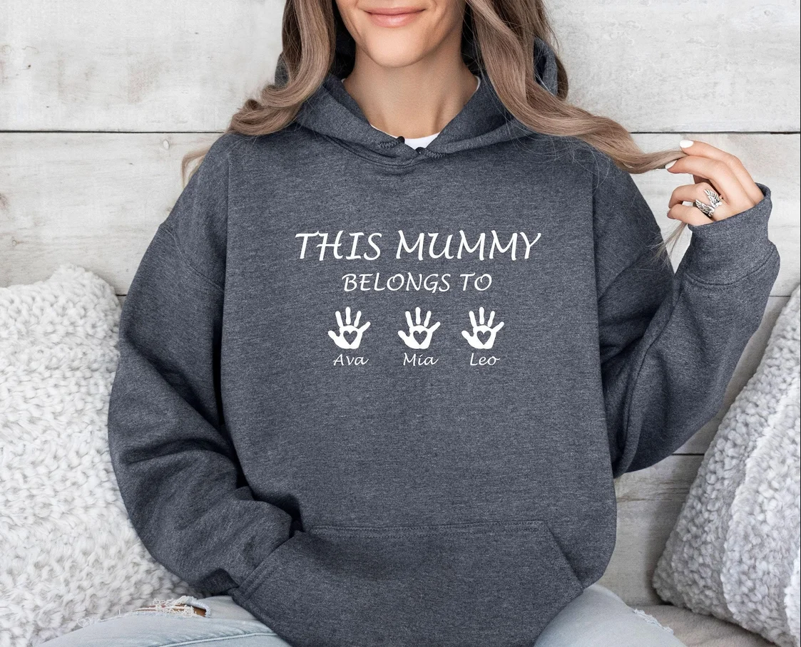 มัมมี่คนนี้เป็นของ, Custom Mama Hoodie, ของขวัญมัมมี่ส่วนบุคคล, ของขวัญแม่ใหม่, ของขวัญวันแม่, เสื้อฮู้ดวันแม่, ของขวัญวันเกิด