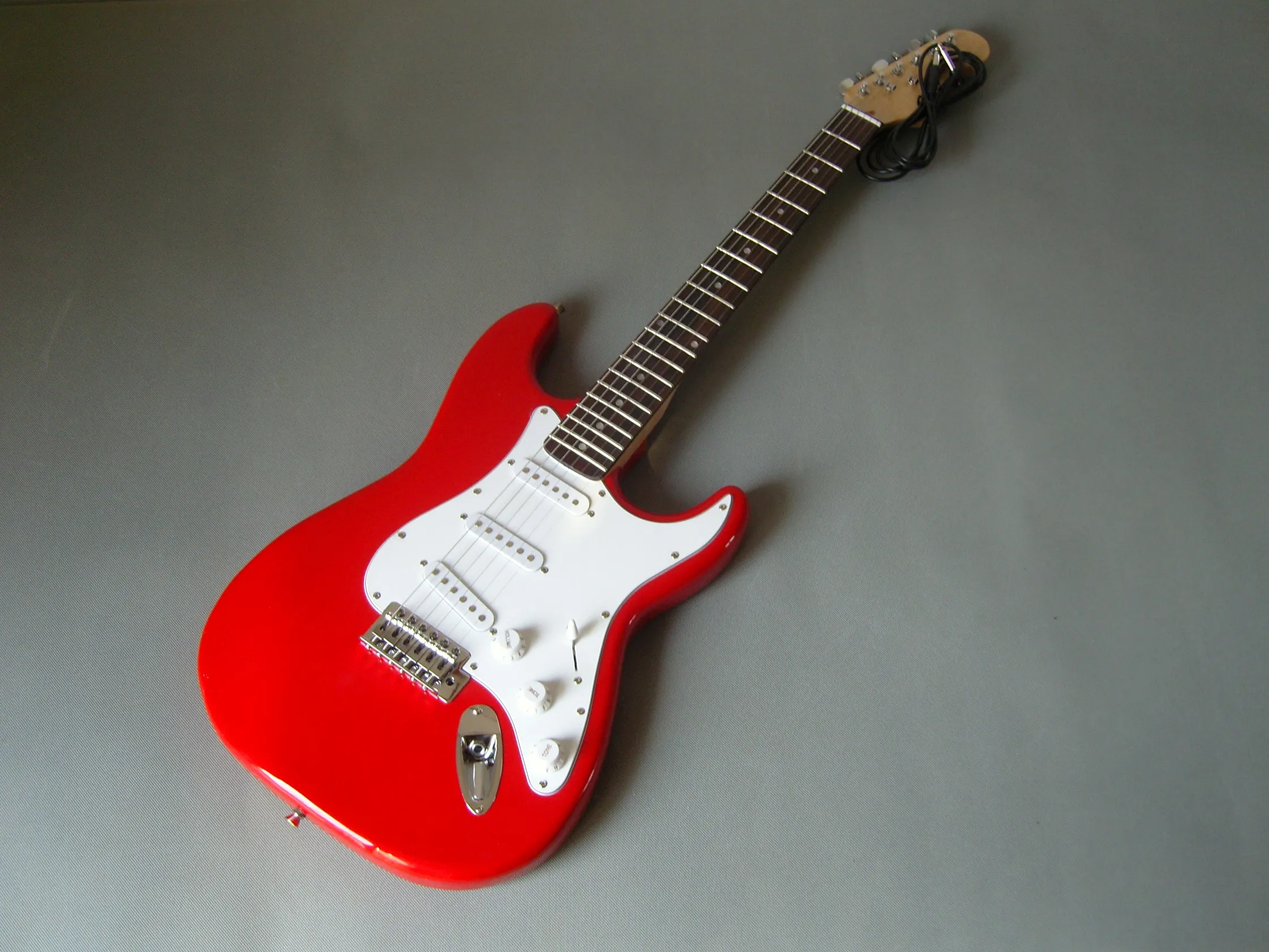 Customized logo semi hollow body SSS 6 string 22 frets solo electric guitar made in china