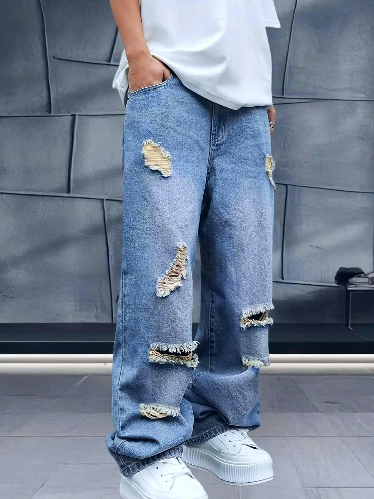 

Мужские прямые джинсы. Мужские небесно-голубые потертые разноцветные прямые джинсы. Модный потертый дизайн. Модная городская мода.