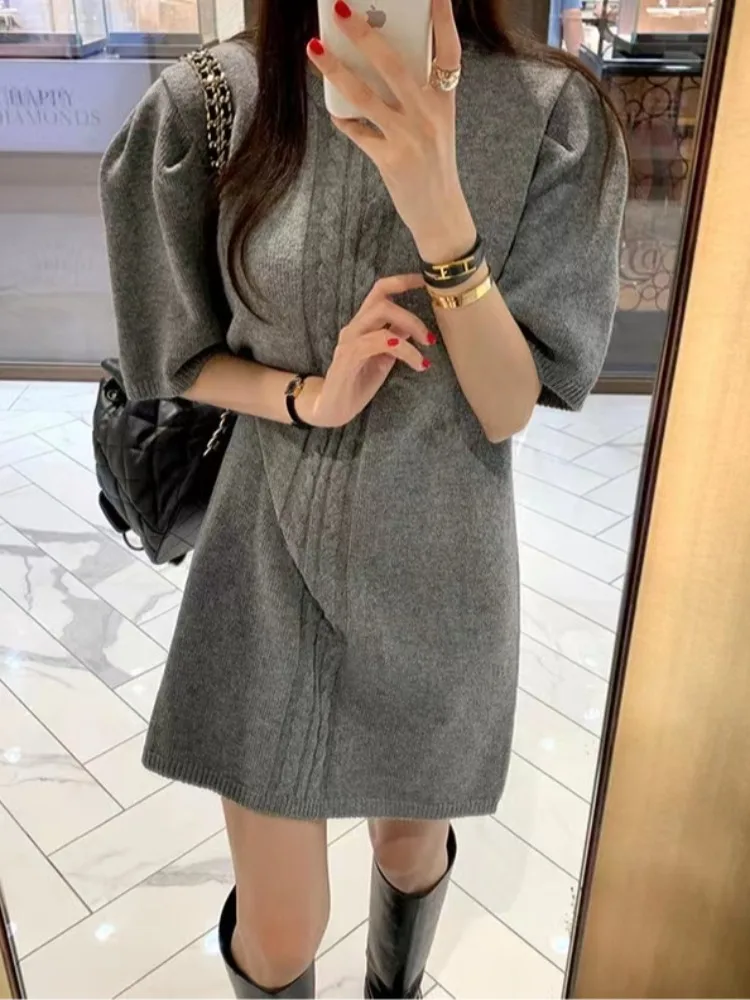 Elegancki, vintage'owy, okrągły, luźny sweter damski w stylu streetwear, kolorowy, na wiosnę i jesień, regularny krój, cienki.