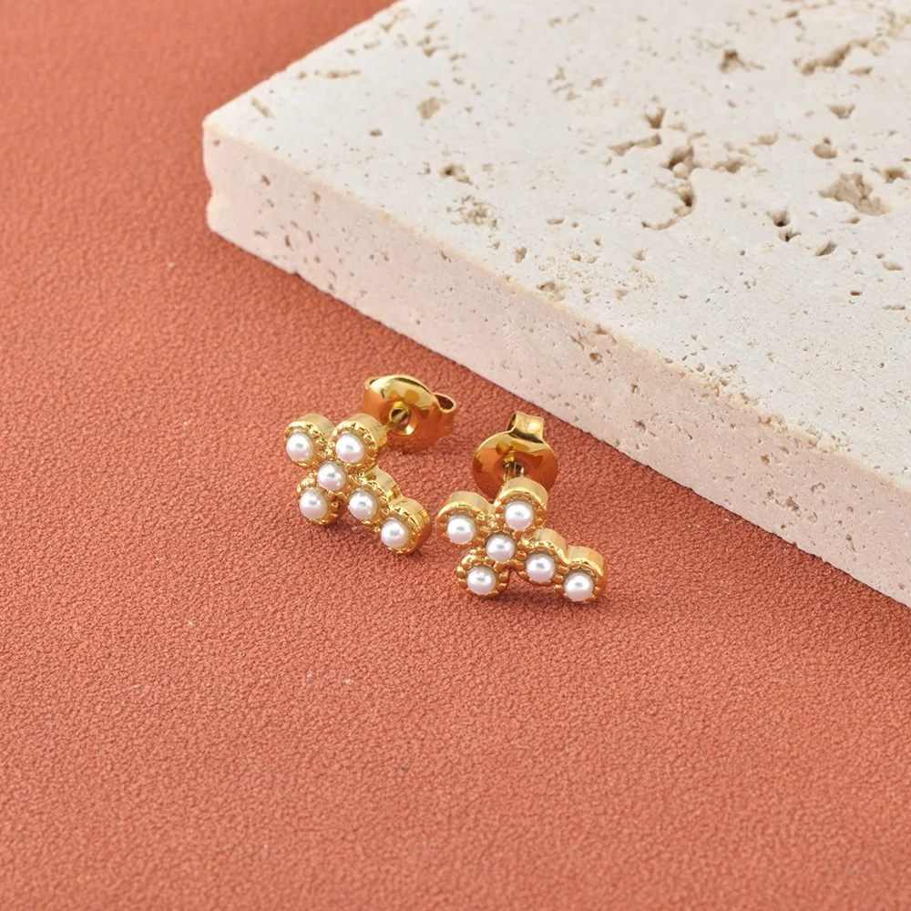 JeeMango Vintage-Ohrstecker mit zarten Perlen und kubischem Zirkonia, klassischer Kreuz-Charm, vergoldeter Schmuck für Damen, wasserdicht, E26082 – Detail 4