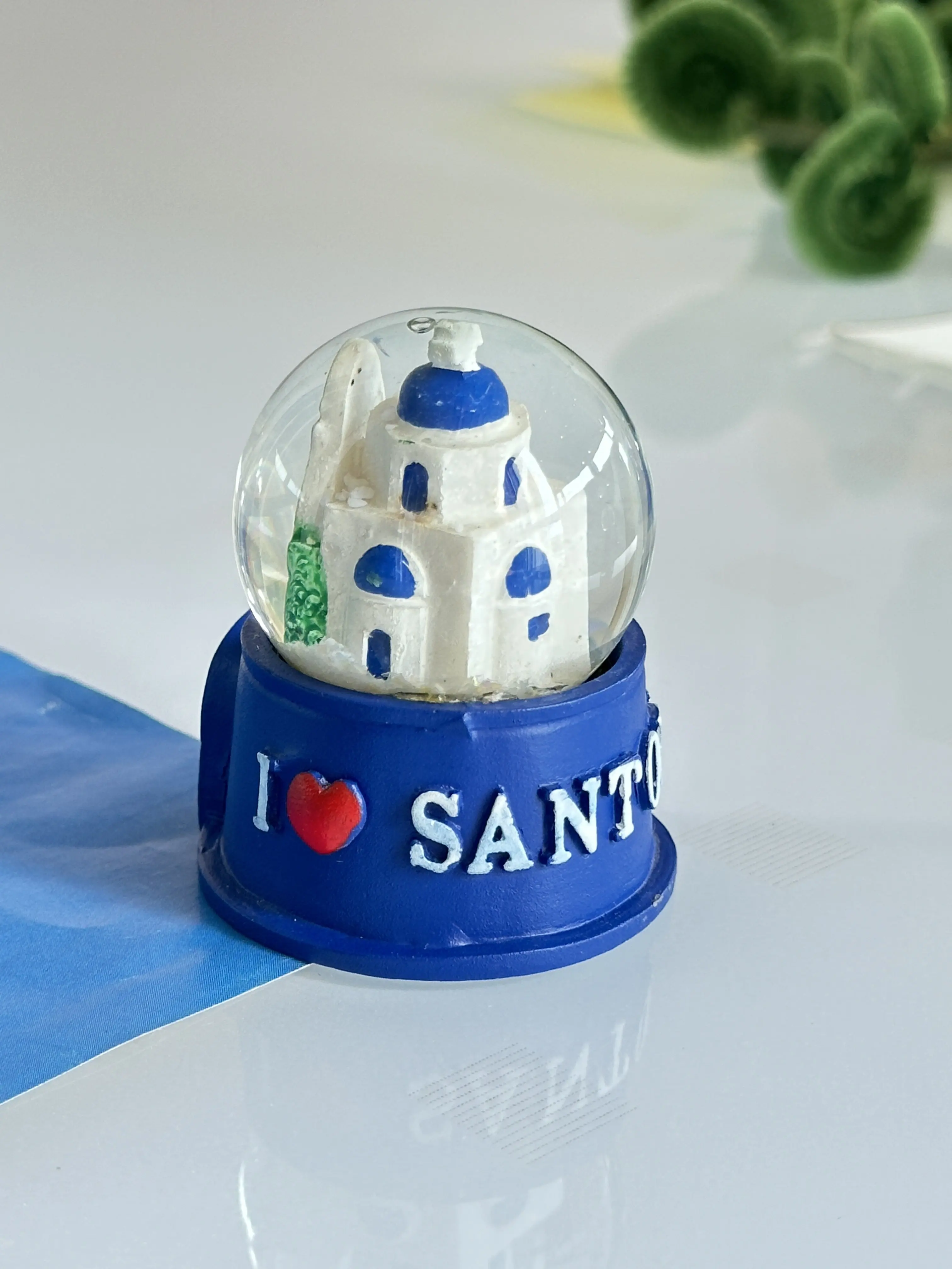 Vue rapprochée d’un dôme bleu de Santorin