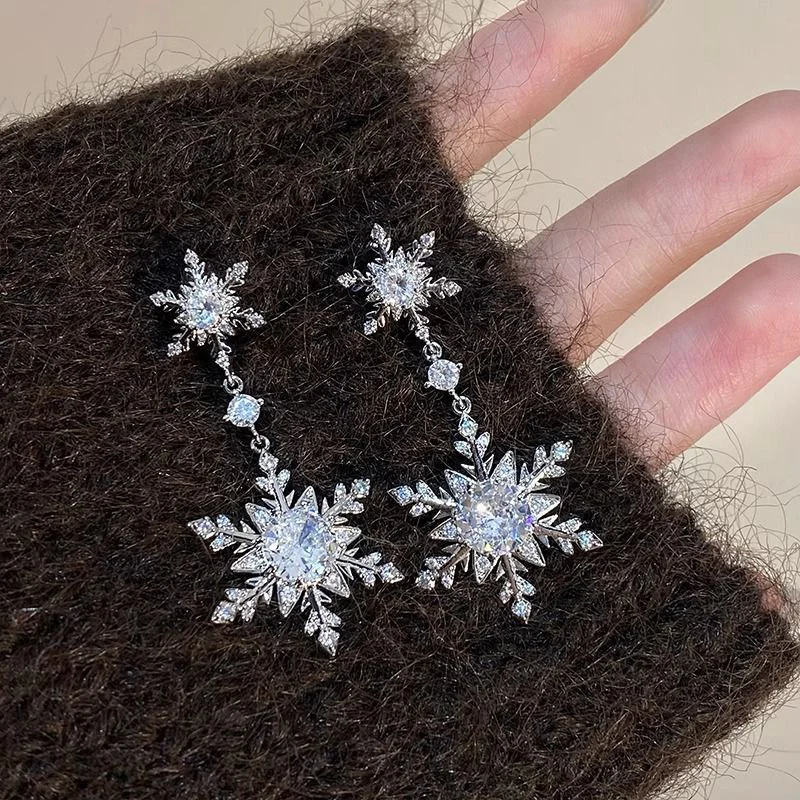Huitan Romantische Kristall-Doppel-Schneeflocken-Ohrringe für Damen, besetzt mit funkelnden CZ-Steinen, für Winter, Weihnachten, Feiertage, Party-Schmuck, Neu