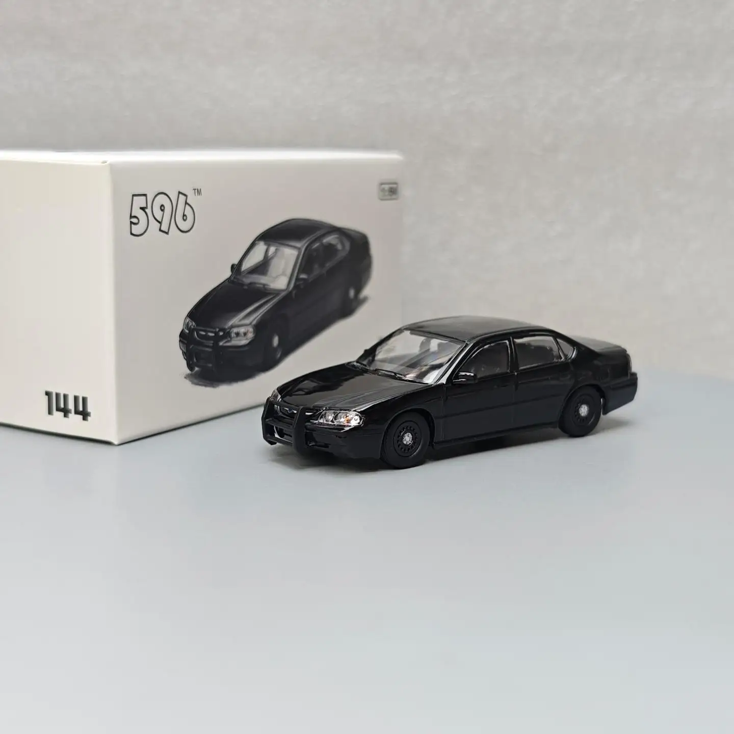 596 1:64 2000-2005 Chevrolet Impala Black 144 Alloy diacast cast car model rebound toy