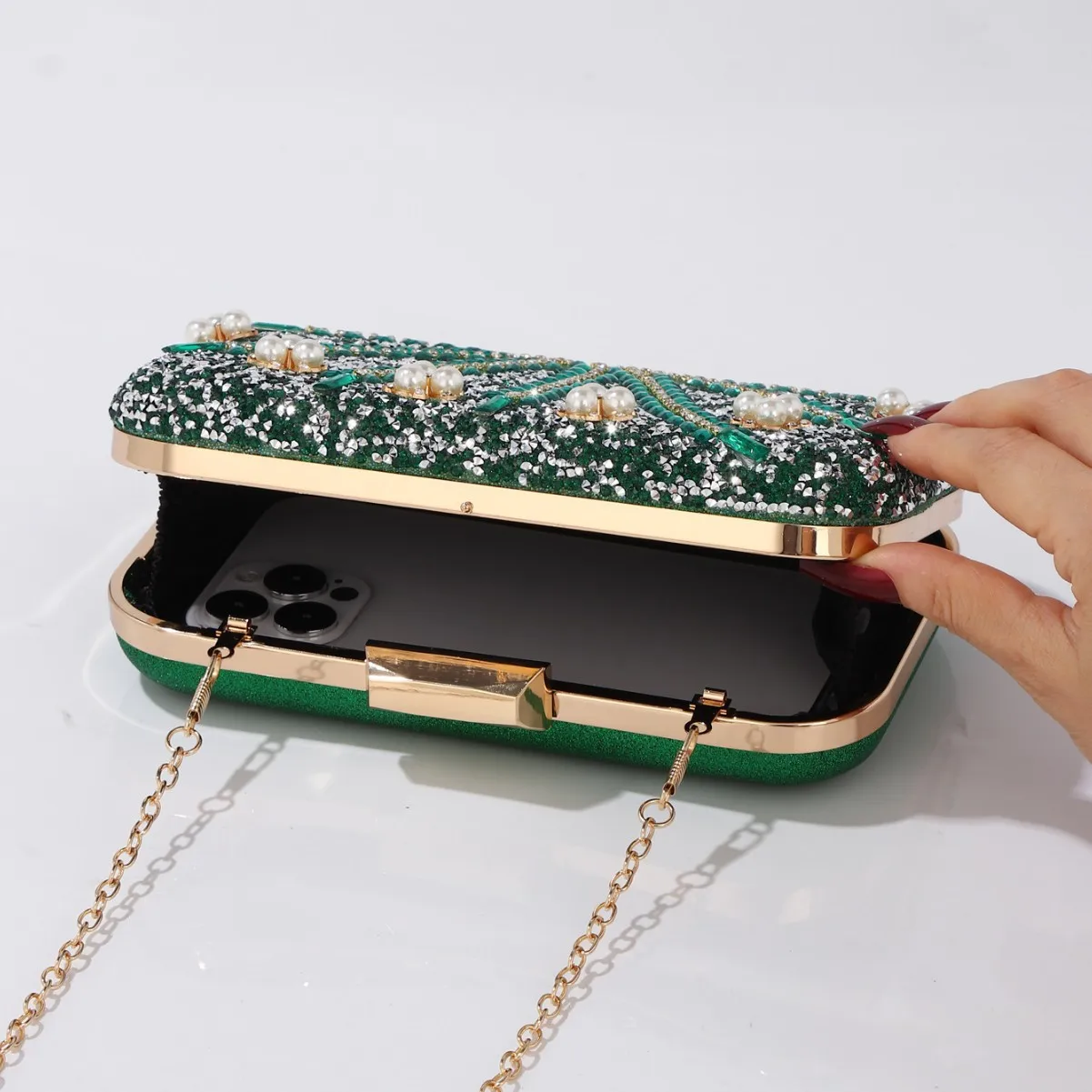 حقيبة كلاتش مسائية فاخرة مزينة بحجر الراين واللؤلؤ باللون الأخضر للنساء - محفظة للحفلات بنمط الأزهار اللامعة مع حزام سلسلة
