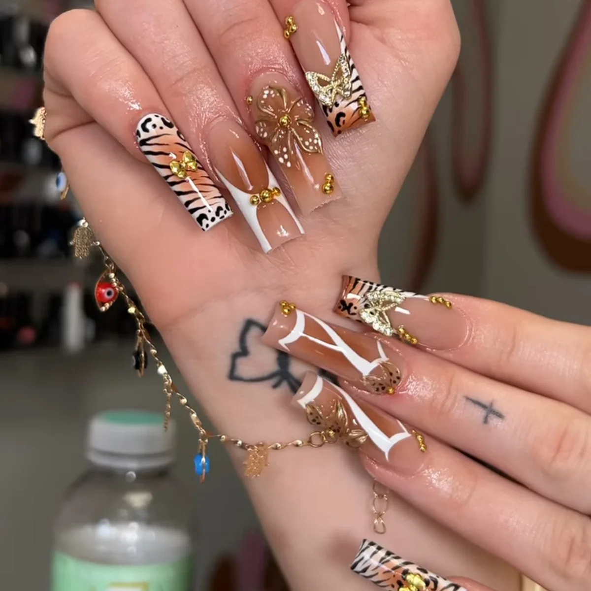 

24PCS Square Press on Nails Stripes Spots Flowers Diamonds Design False Nails Embellished Leopard Print Gold Bead Fake Nails 네일팁
