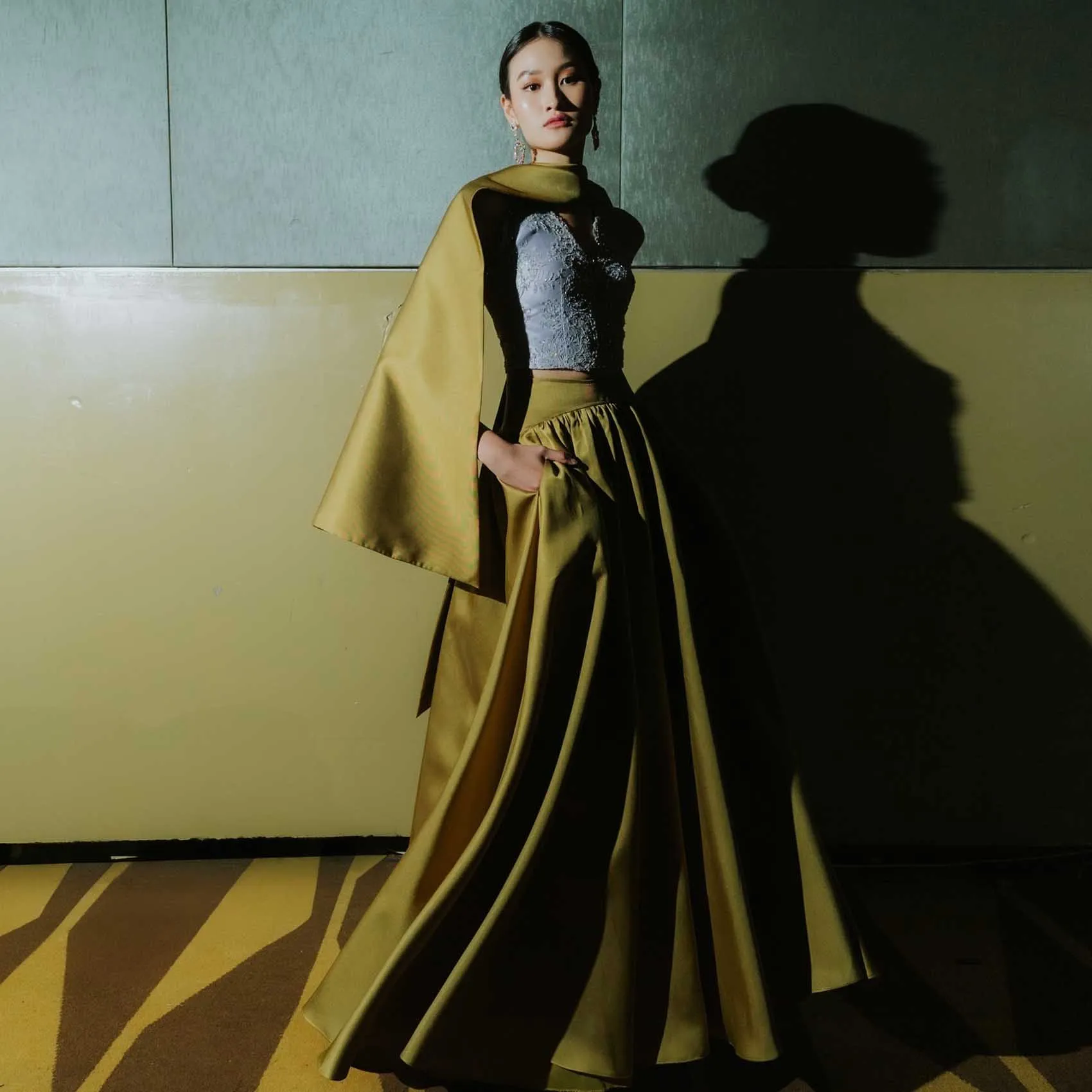 تنورة نسائية طويلة ذهبية جميلة بخصر عالٍ بطول الأرض تنورة سهرة من قماش التفتا مع جيوب تنانير حفلات للسيدات مصنوعة حسب الطلب