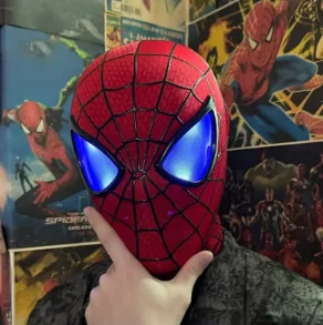 Direct leverbaar: 1:1 schaal Miles Morales Spider-Man elektronisch masker met bewegende, oplichtende ogen, ringbediening, cosplay speelgoed, cadeau voor jongens - afbeelding 1