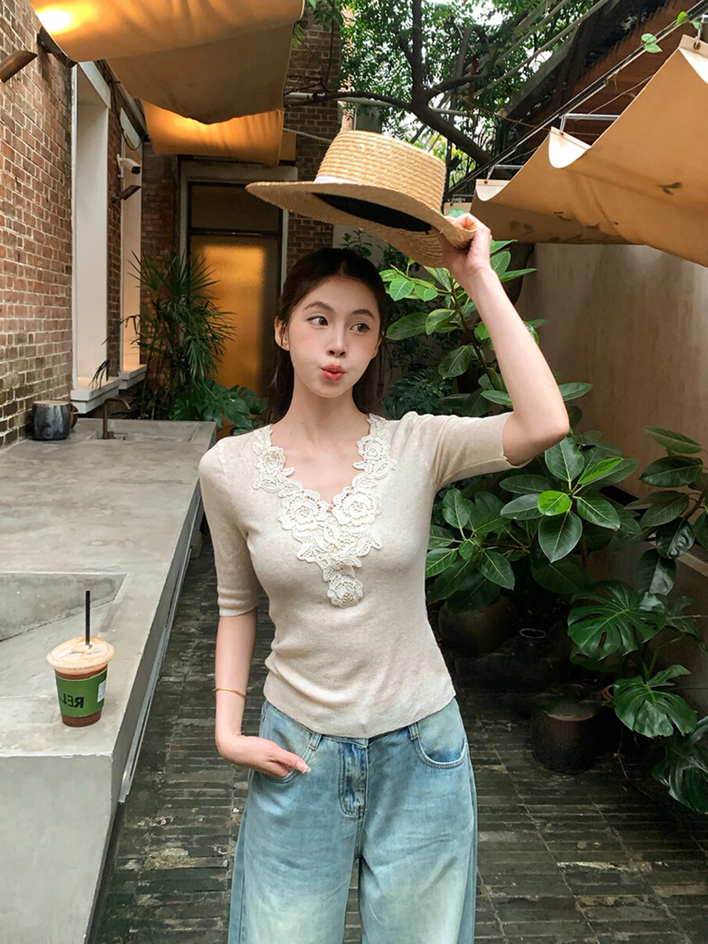 

Chuqing Independent Korean Sle Soft V-Ne Lace Knitted Top Women Spring New Flower Embroidery Five-Quarter Sve Blouse