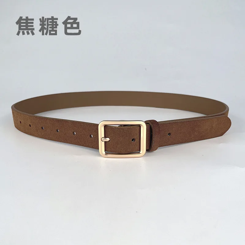 حزام مخملي عكسي من جلد البقر مكون من طبقتين للنساء مع بنطال جينز كاجوال وحزام عصري بسيط بعرض 2.8 سم