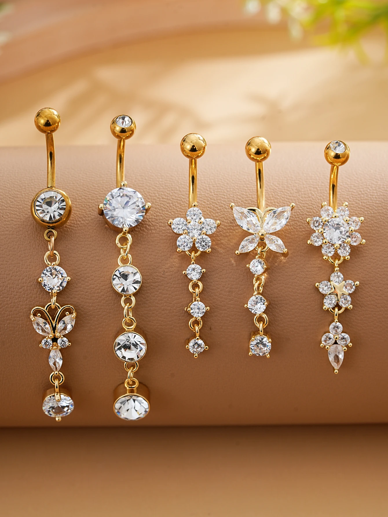 5-teiliges Set Goldfarbene Bauchnabelringe mit Herz- und Blumenanhängern, Edelstahl-Bauchpiercings mit Schleife, Gebogene Nombril-Ombligo-Ringe