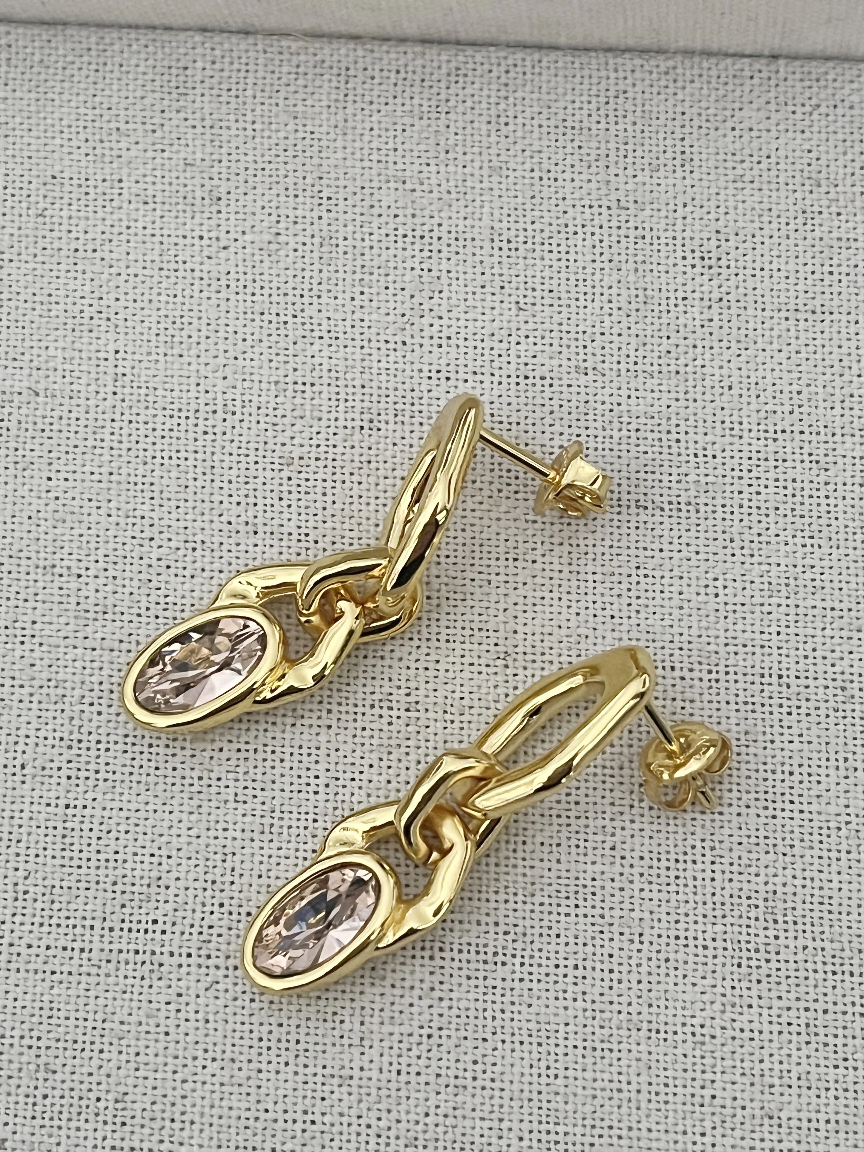 New UNOde50 Shimmer in Style with Sparkling Rhinestone Stud Earrings - A Perfect Marriage of Class and Romance