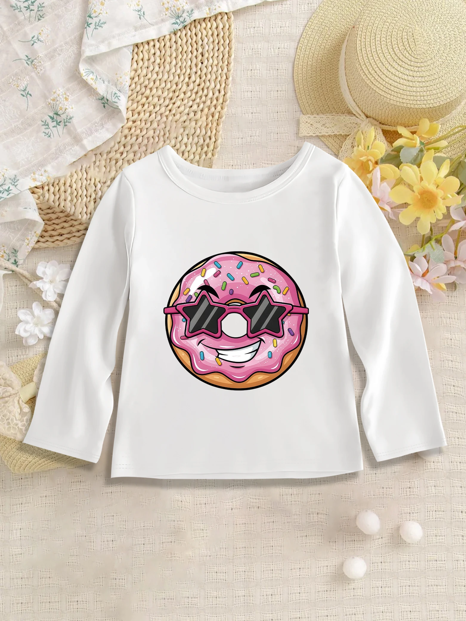 

1 шт.: Милая базовая футболка для девочек на осень, с мультяшным принтом в виде пончиков и звездных очков в стиле кавай.