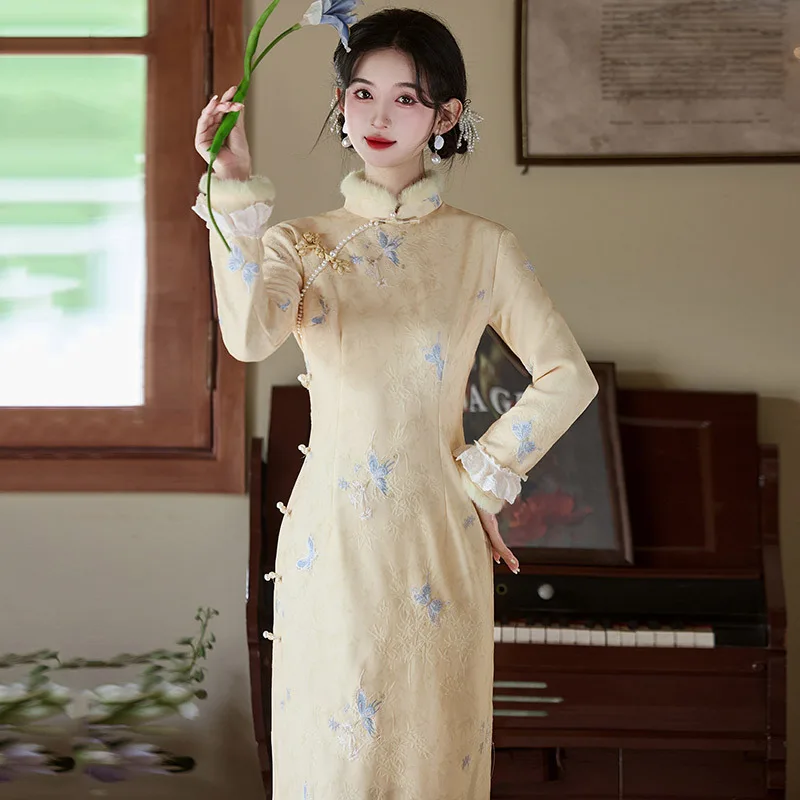 

Желтый толстый зимний Cheongsam с длинными рукавами и вышивкой в китайском стиле, новинка 2025, Ципао в стиле ретро для молодых женщин