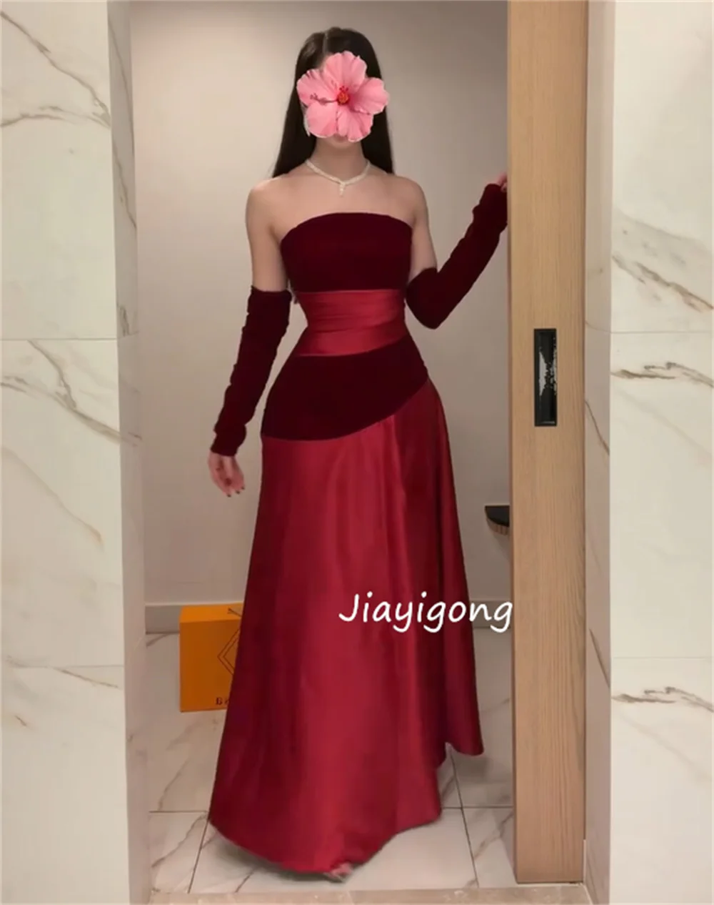 ชุดราตรีผ้ากำมะหยี่ทรงเอไลน์แบบไร้สาย ดีไซน์จีบระบาย หรูหรา สไตล์จีนสุดประณีต ปี 2025