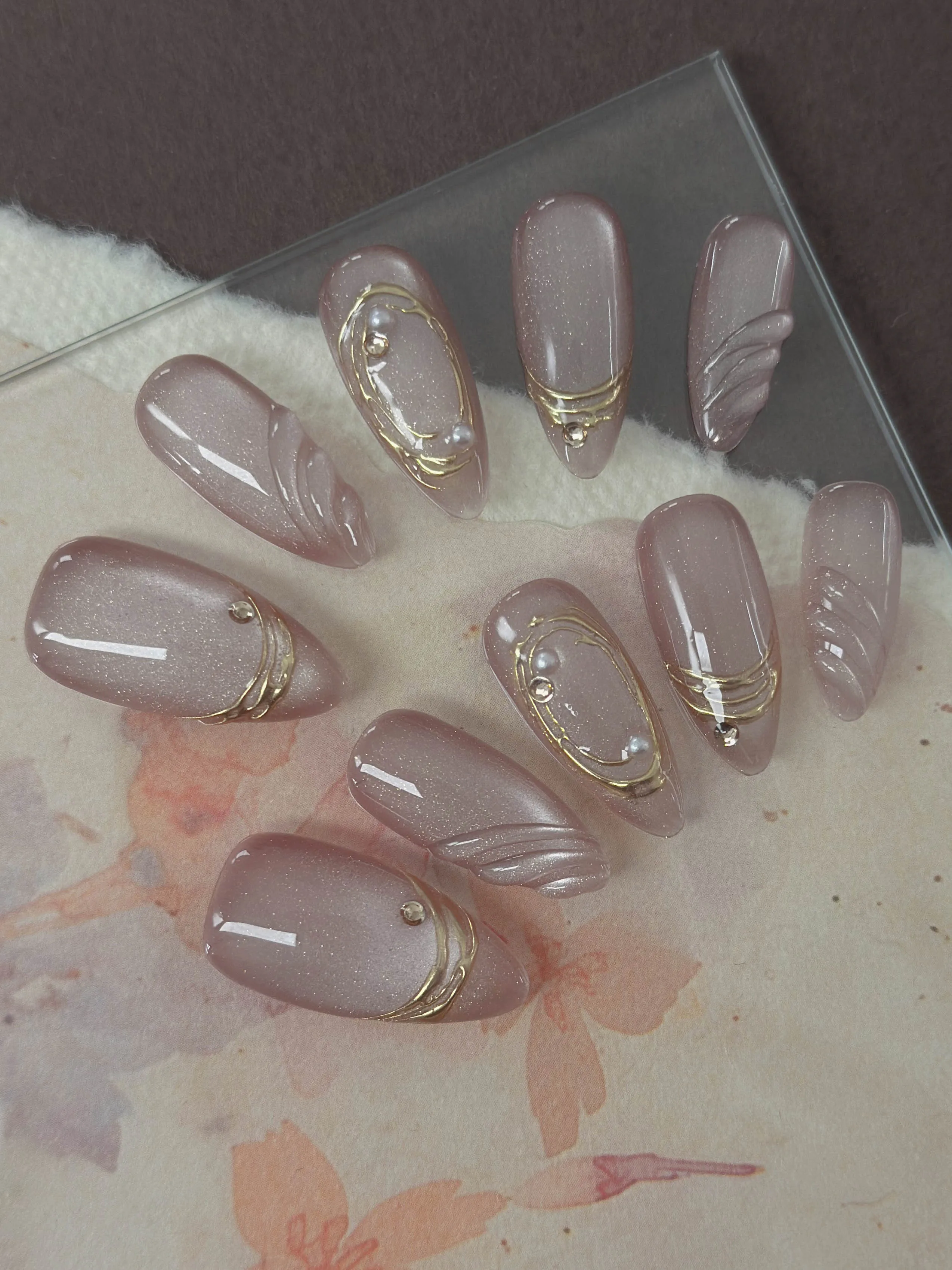 10 Stück handgemachte glänzende rosa Gold Gel Linie Perle Press on Nails Mandel lange volle Abdeckung tragbare wiederverwendbare koreanische süße falsche Nägel