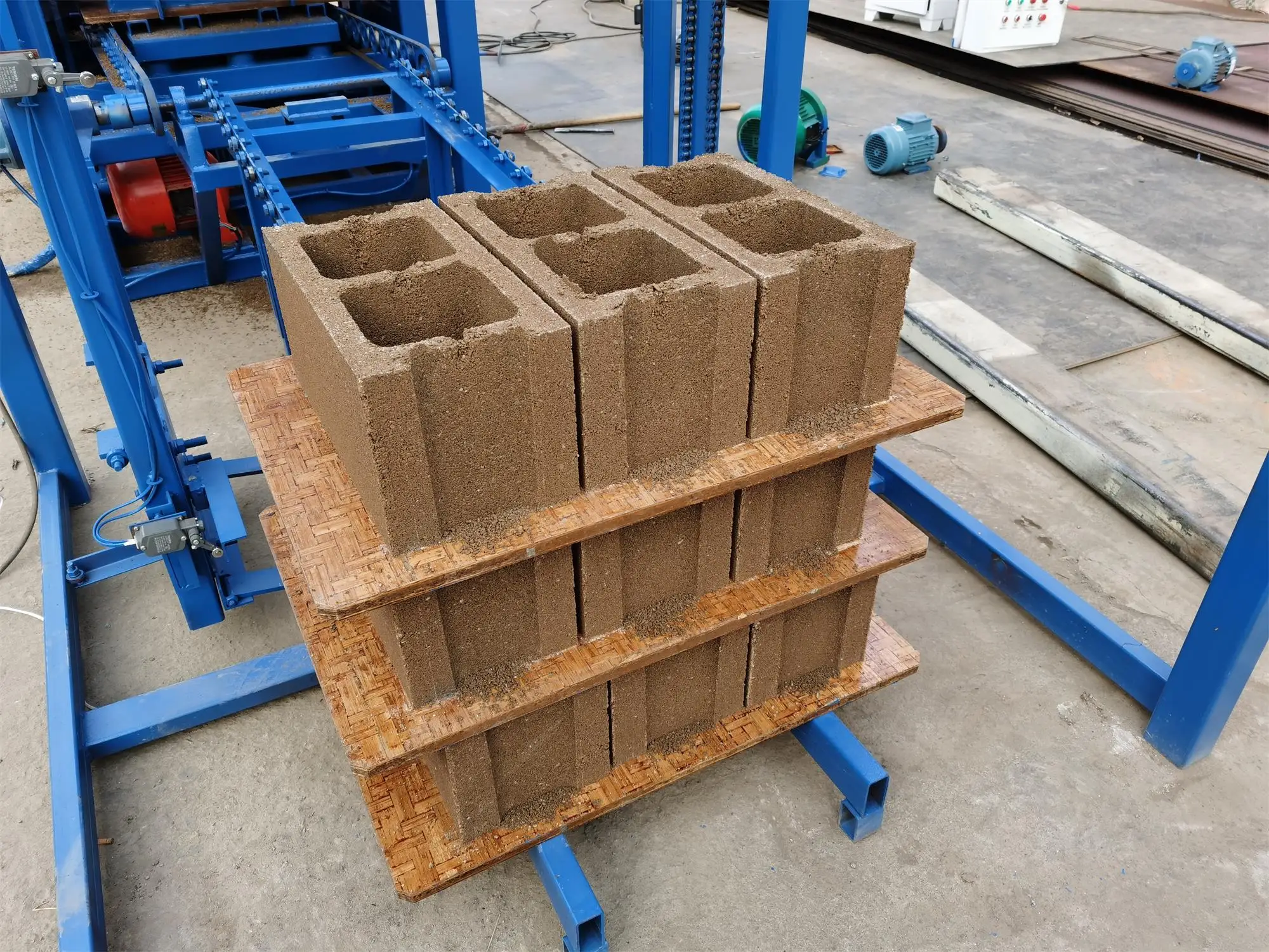 Customized Interlocking Hollow Block Making Machine Qt4-24 Manual Concrete Brick Machine With Engine & Gearbox