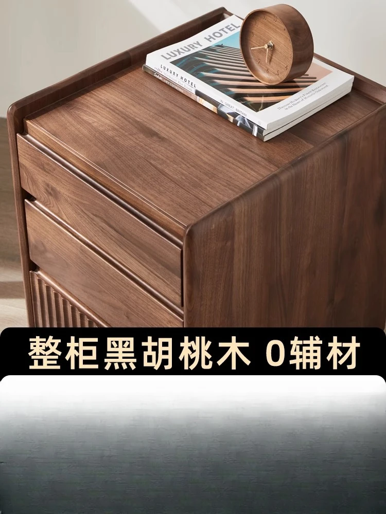 طاولة بجانب السرير من خشب الجوز الأسود، وخزانة ضيقة من الخشب الصلب، وخزانة جانبية حديثة وبسيطة وقابلة للإزالة