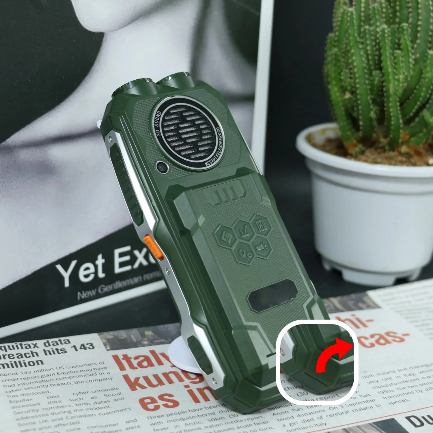 6800mAh Rugged Senior Phone Dual SIM SOS Call Anti-Slip Power Bank FM Magic Voice Dual Flashlight Power Bank for Outdoor Elderly