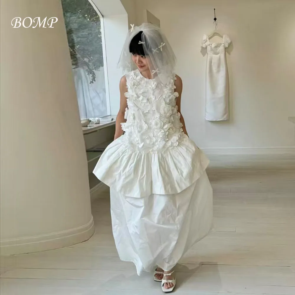 BOMP Elegancka Sukienka Ślubna z Kwiatami 3D, Dekolt O-Neck, Drapowana, Warstwowa, Długość do Kostek, Biała Satyna, Koreańska Sesja Zdjęciowa, Suknia Ogrodowa, Szyta na Miarę