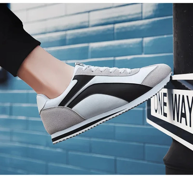 Primavera Sport Outdoor Trend Casual da uomo Taglie forti Fondo morbido piatto con nuove scarpe da ginnastica di marca originali abbinate ai colori con lacci