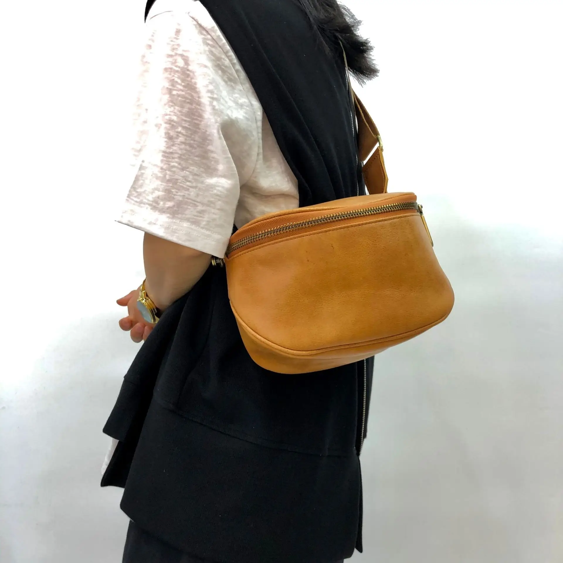

Vintage Handcrafted Genuine Top-Grain Cowhide Shoulder Crossbody Bag for Women High Quality Chest Saddle Bag