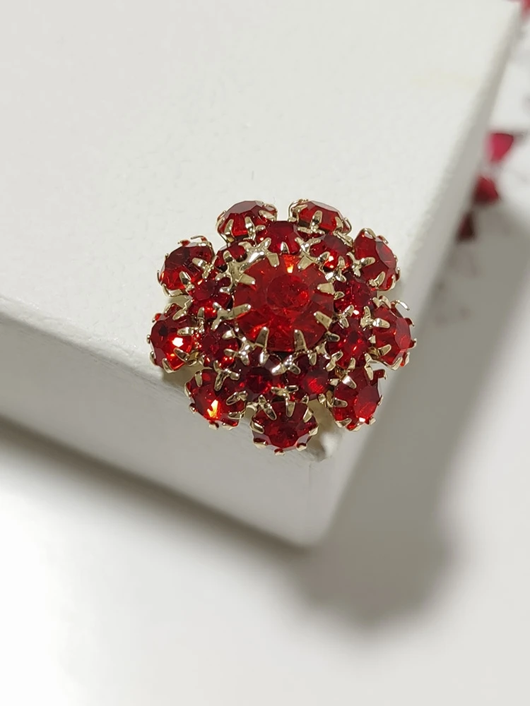 Freudiger Kleider knopf mit roten Strass steinen