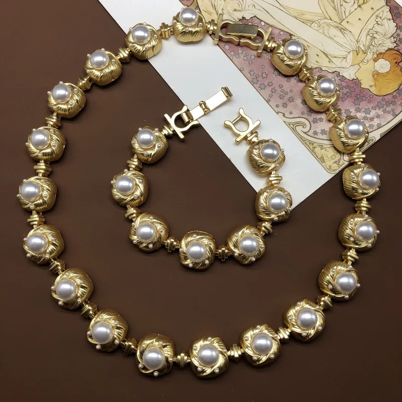 

Design Sense Fashion Versatile Temperament Pearl Necklace Bracelet Matte Gold Elegant Versatile Set Medieval Jewelry