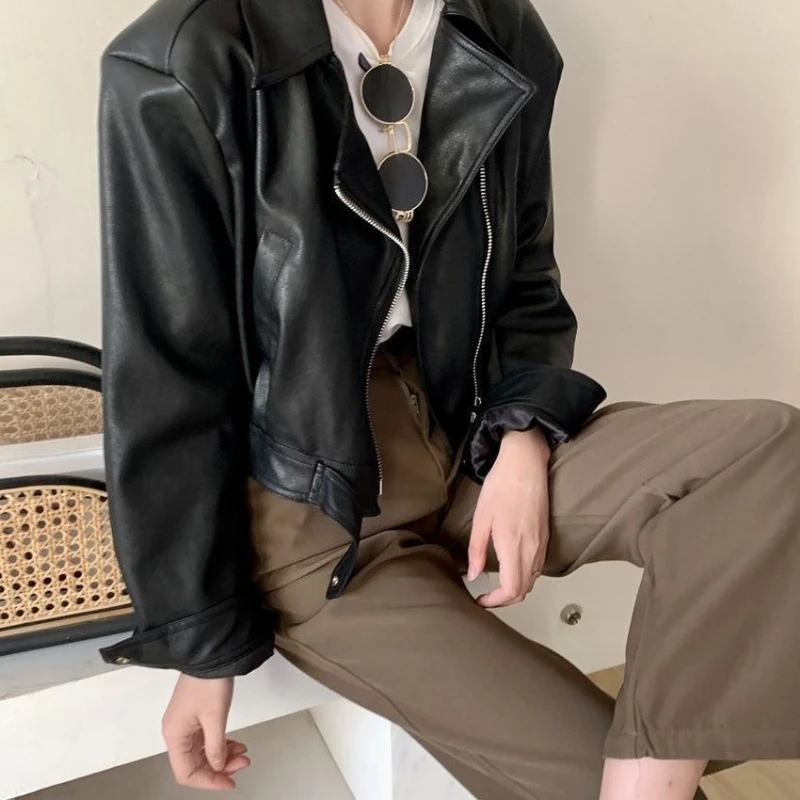 ​ Schicke PU-Jacke mit Kragen für zierliche Frauen, das vielseitiges Design abnimmt
