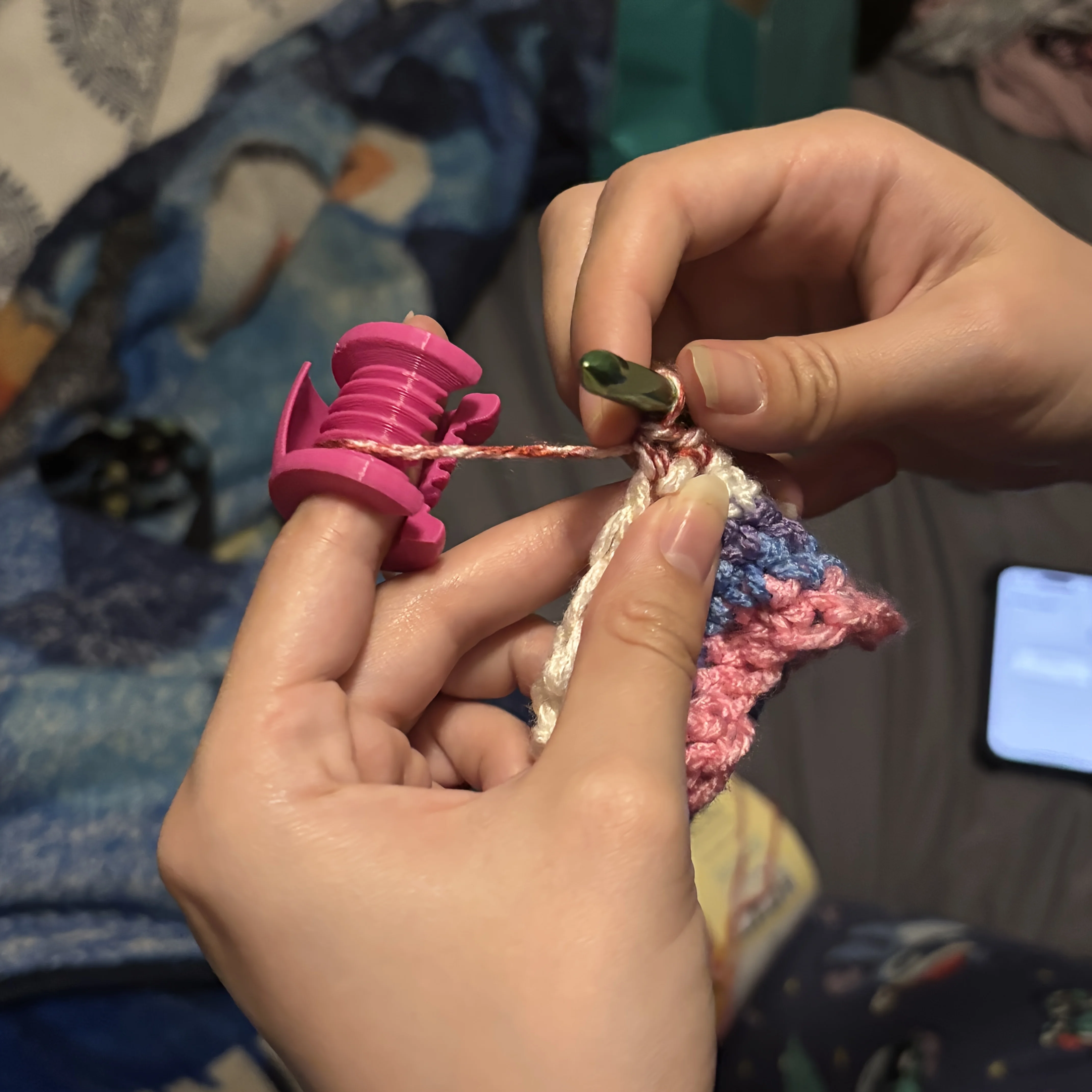 New Crochet Finger and Yarn Protective Sleeve Plastic Pink and Green Thumb and Index Finger Sleeve Suitable for Beginners