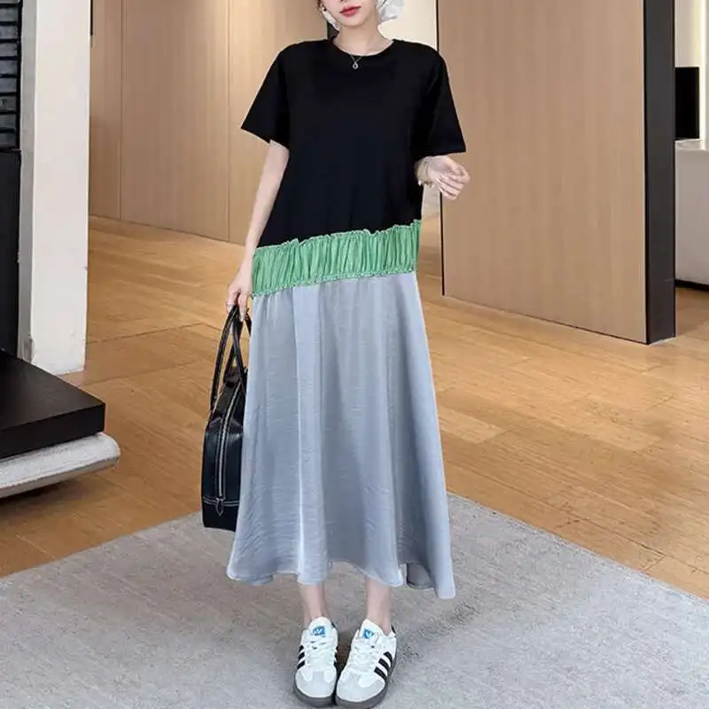 Letnia Sukienka z Temperamentem, Elegancka, z Octanu, Satynowa, Gładka, w Stylu Color Block, z Krótkim Rękawem, z Naszywkami i Falbanami.