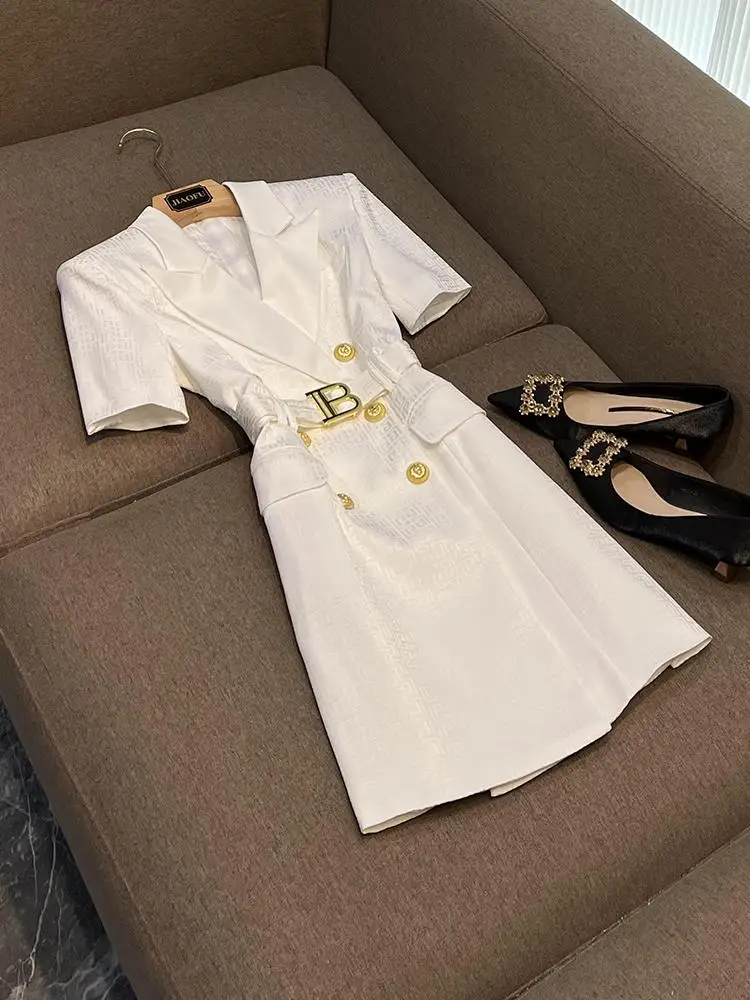 

Весна 2026: Новое элегантное приталенное платье-костюм с коротким рукавом из ацетатной ткани, с эффектом стройности, завышенной талией и поясом, с тиснением.