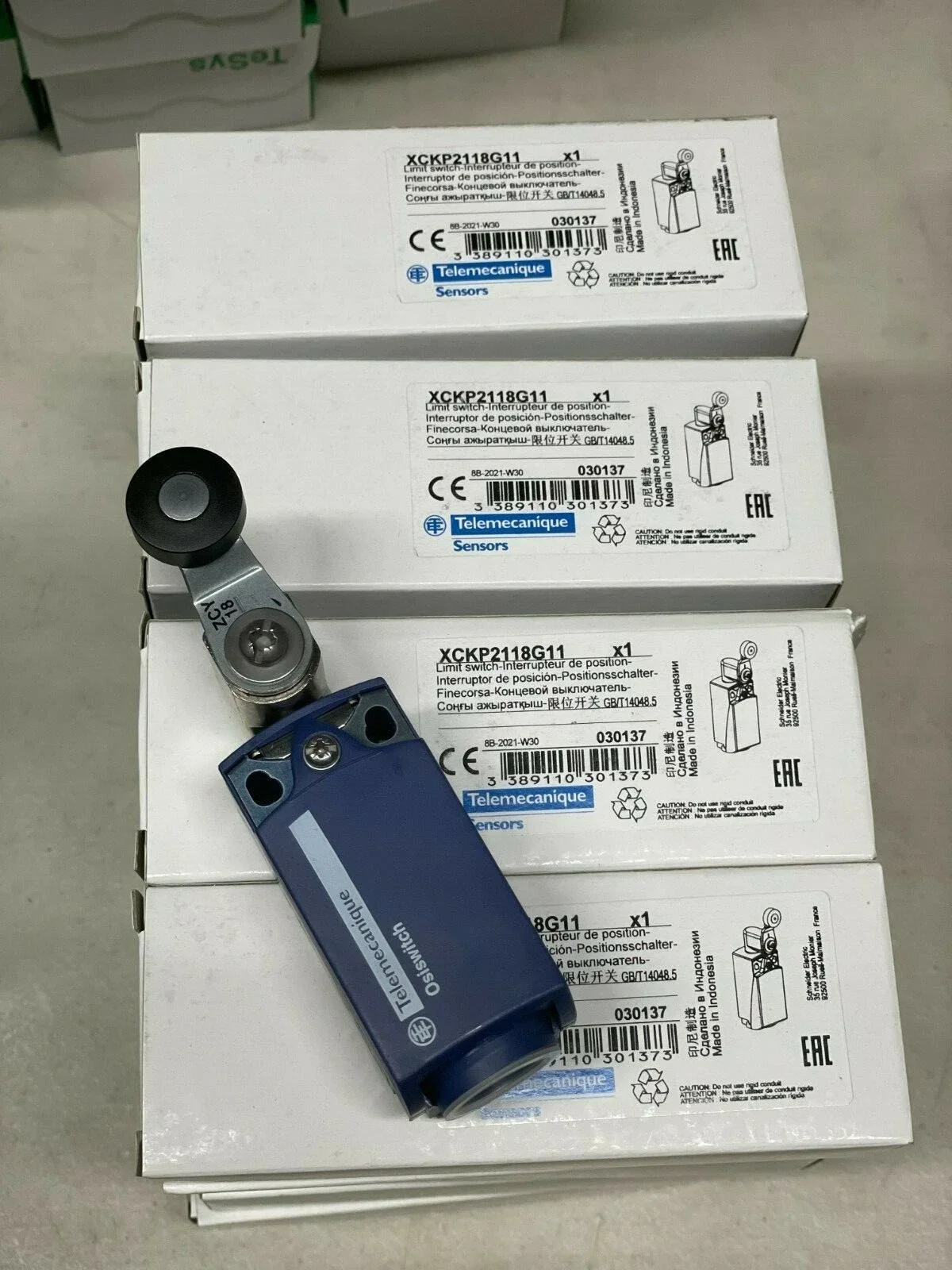 

XCKP2118G11 travel switch XC Standard, XCKP, thermoplastic roller lever, 1NC+1 NO, snap