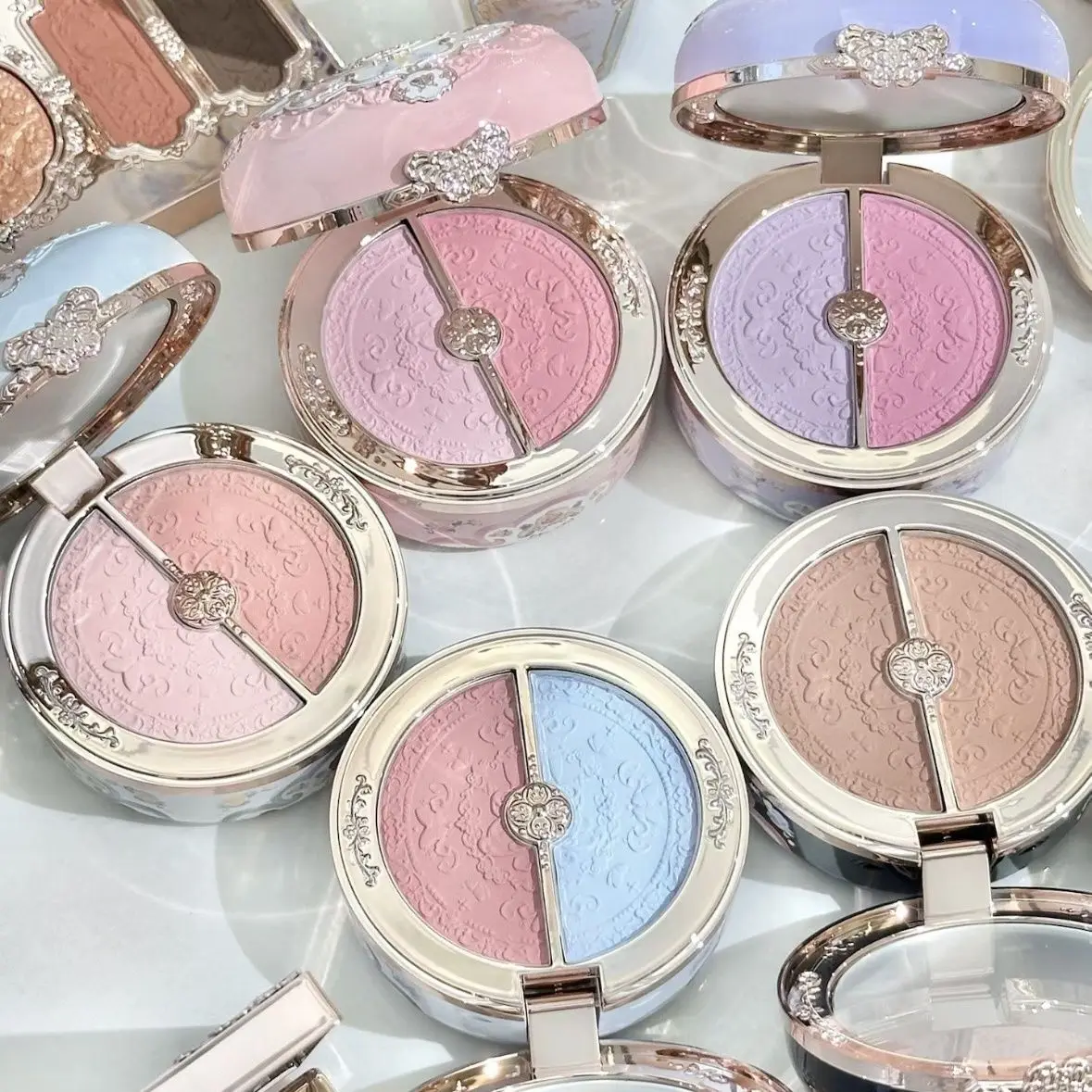 บลัชออน Flower Knows Butterfly Cloud Shoulder สองสี บลัชออนเนื้อแมทท์ ช่วยปรับผิวกระจ่างใส กล่องบลัชออนแบบนูนลาย แต่งหน้าให้ดูอ่อนเยาว์