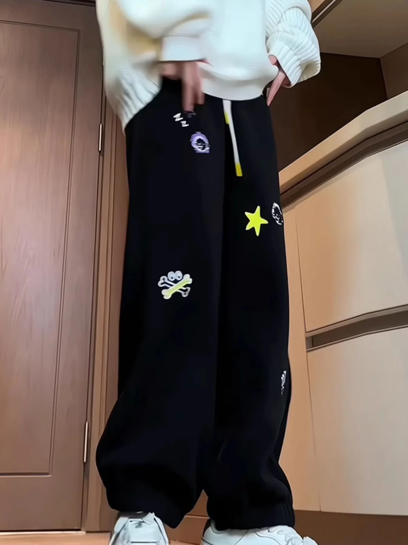 Teenager-Jogginghose aus besticktem Fleece für Damen, neuer Winterstil, lockere Passform, trendige Freizeit-Jogginghose, mit Fleece gefüttert, verdickt, warm, vielseitige Sporthose