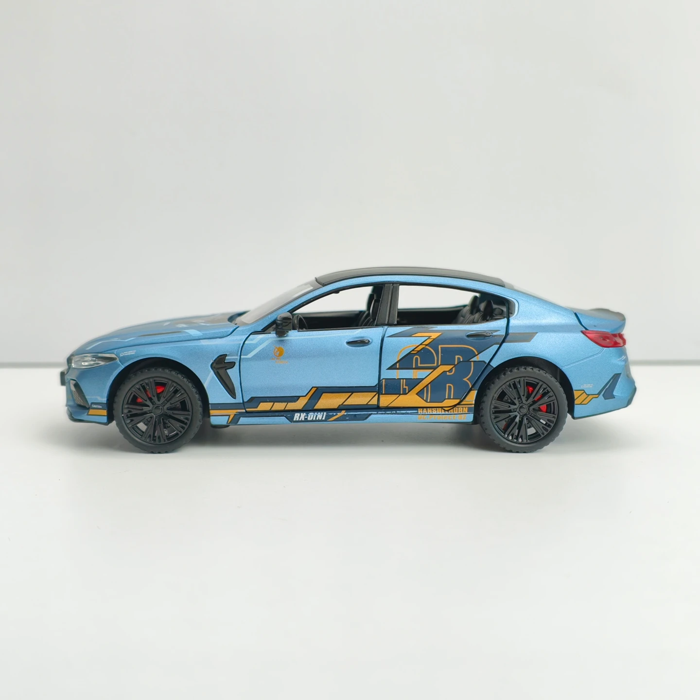 1:32 simulation BMW M8 alloy car model, doors and engine hood, trunk can be opened has sound and lighting functions rich details