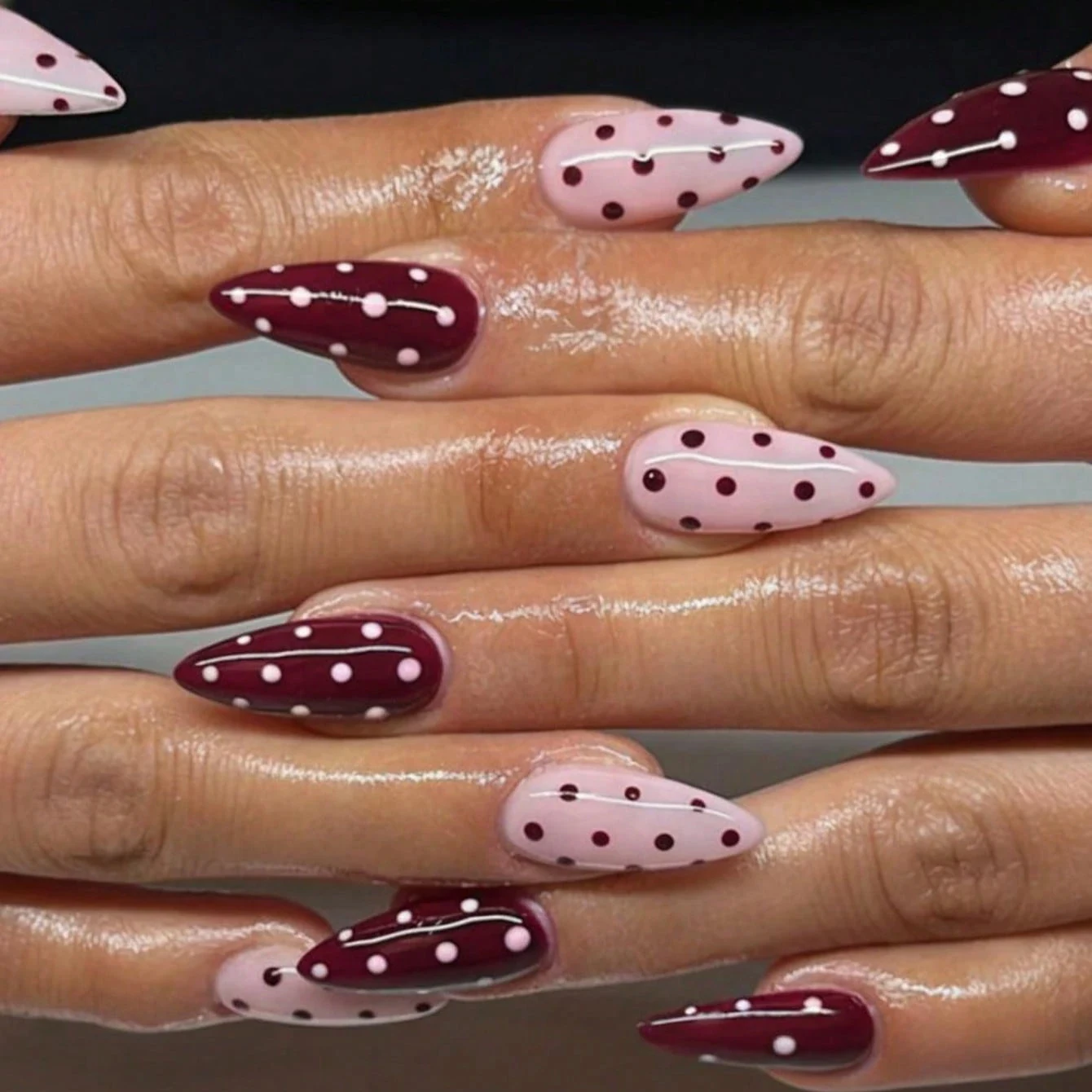 24 قطعة أظافر صناعية متوسطة الضغط على اللوز مع تصميم منقط لامع أظافر حمراء عميقة مضغوطة في أظافر وردية قابلة لإعادة الاستخدام