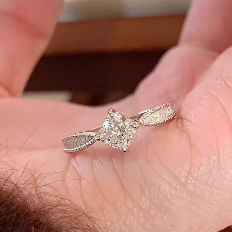 Anillo cepillado de corte princesa, moissanita de 1 quilate, platino PT950 para mujer, estilo anillo apilable, combinación de mezcla moderna para un aspecto único
